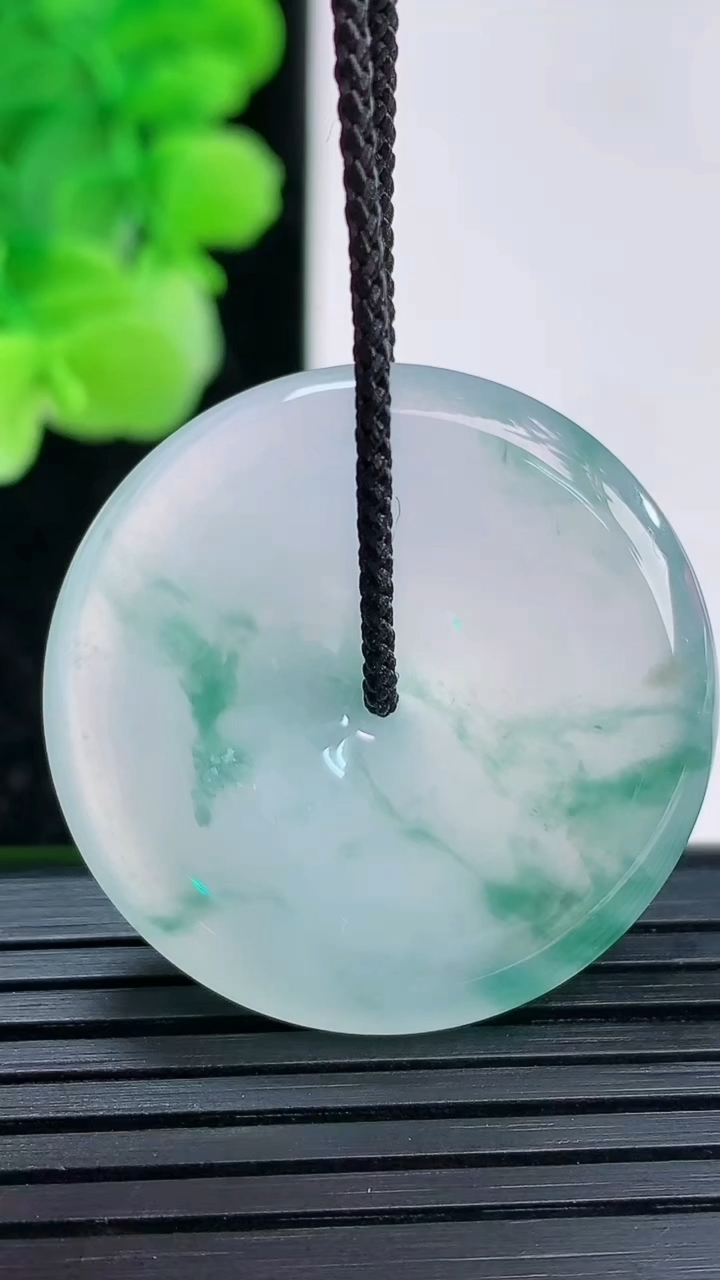 天然A货翡翠种飘花平安扣吊坠尺寸31.3-5.4重量:11.80g
4月3日