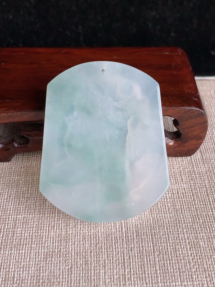 天然A货翡翠晴水一刀切大日如来吊坠 
尺寸52.8-42.4-6.3mm 重量28.26g 0403