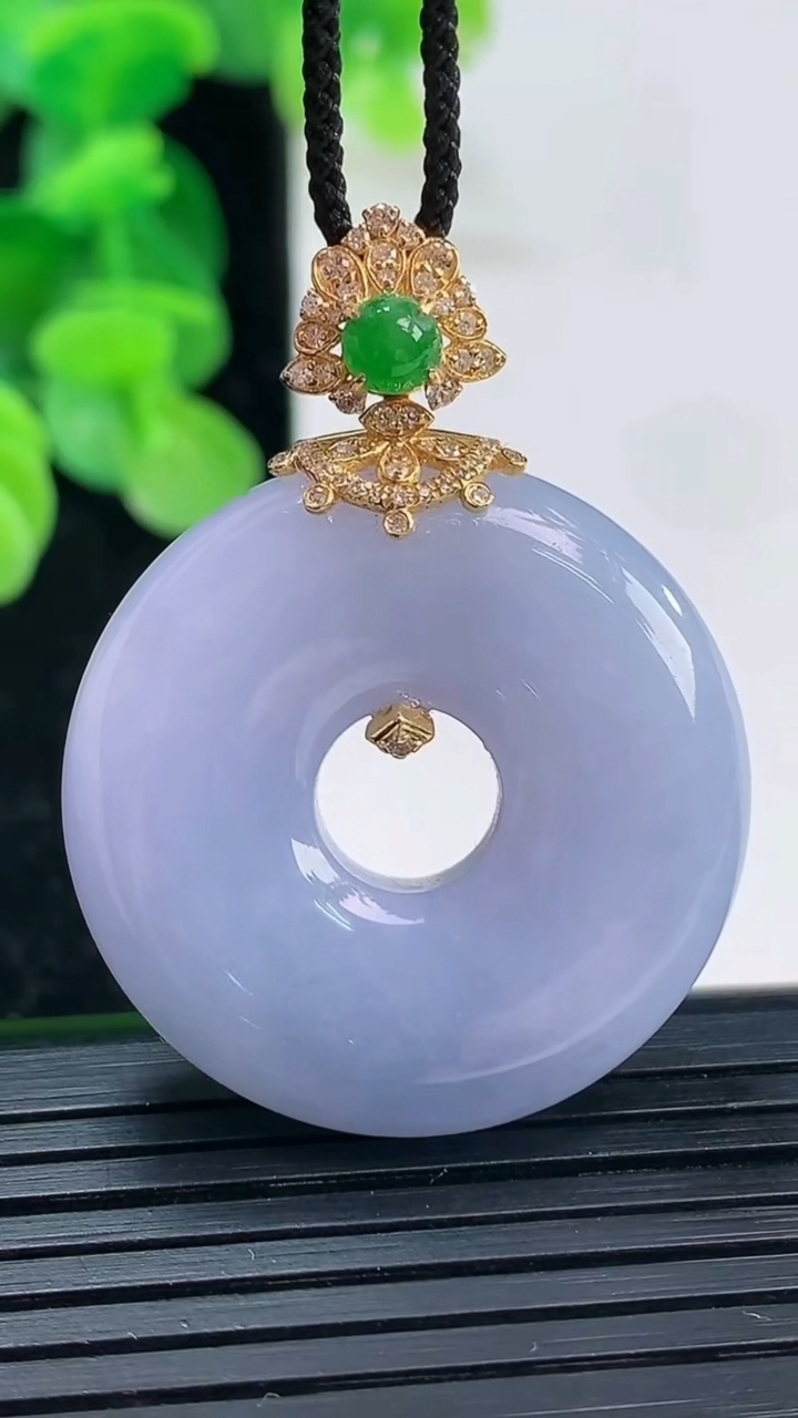 天然A货翡翠18K金紫罗兰平安扣吊坠尺寸30.4-8.3重量:17.63g
4月3日