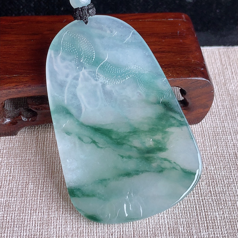 天然A货翡翠飘花大势至菩萨吊坠 
尺寸69.8-44.8-5.5mm 重量43.73g 0331