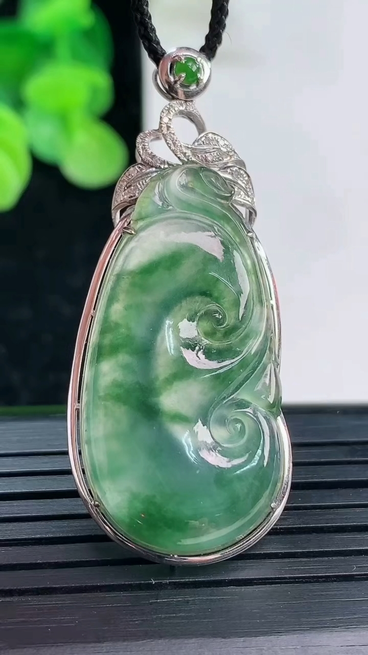 天然A货翡翠种飘花如意吊坠尺寸44.6-19.5-7.5裸石33.5-17.3重量:4.92g
4月