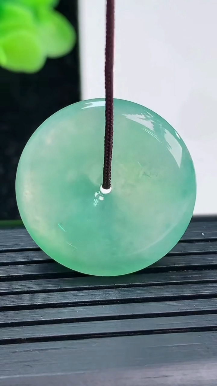 天然A货翡翠平安扣吊坠尺寸23.9-4.8重量:5.84g
4月3日