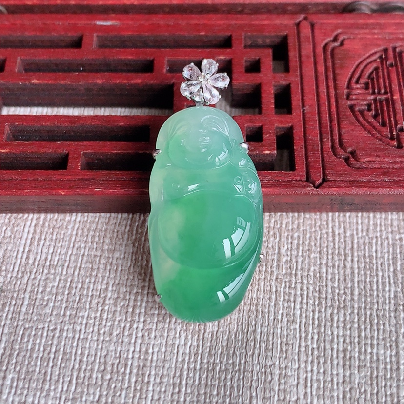 天然A货翡翠18K金伴钻镶嵌满绿逍遥佛吊坠 
尺寸36-28.5-15.5-8.5mm 重量7.58g 0331