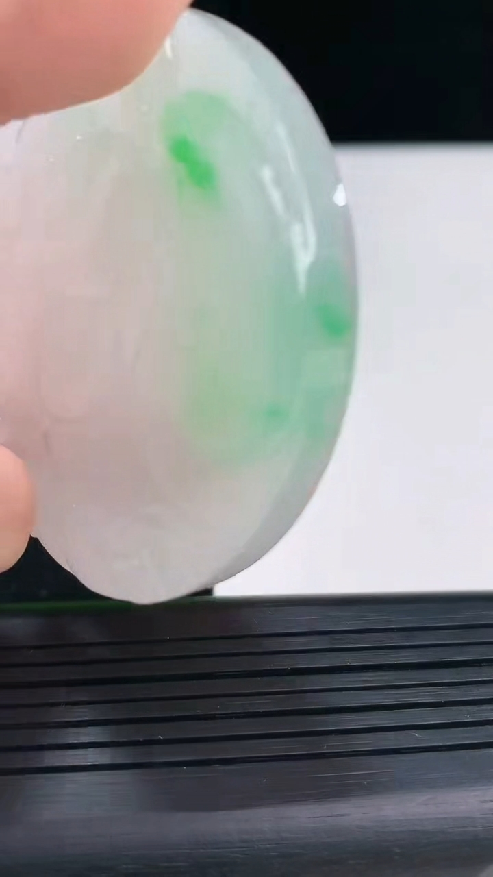 天然A货翡翠布袋佛吊坠尺寸55-51.5-8.7重量:48.13g
4月3日