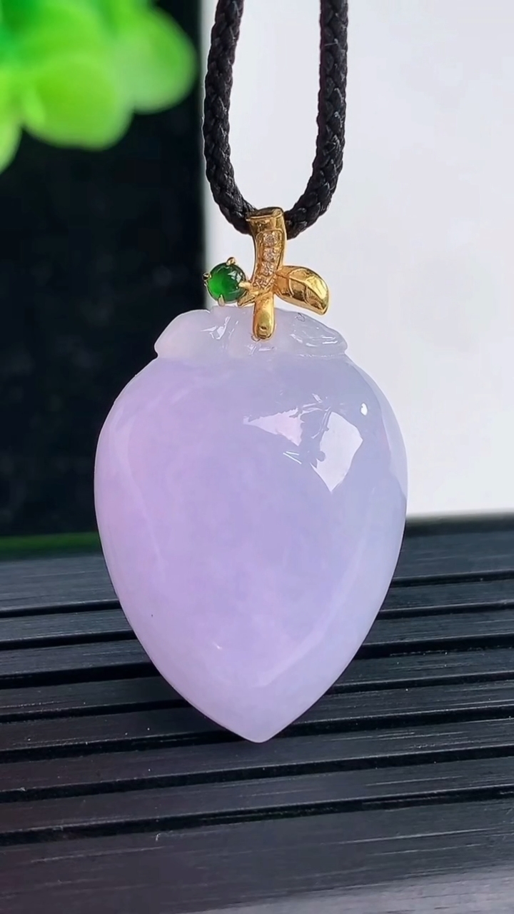 天然A货翡翠18K金紫罗兰寿桃吊坠尺寸24.3-17.6-8.8重量:6.46g
4月3日