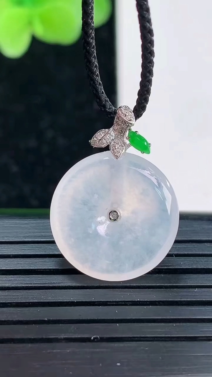 天然A货翡翠种白冰平安扣吊坠尺寸16.5-3.5重量:2.48g
4月3日