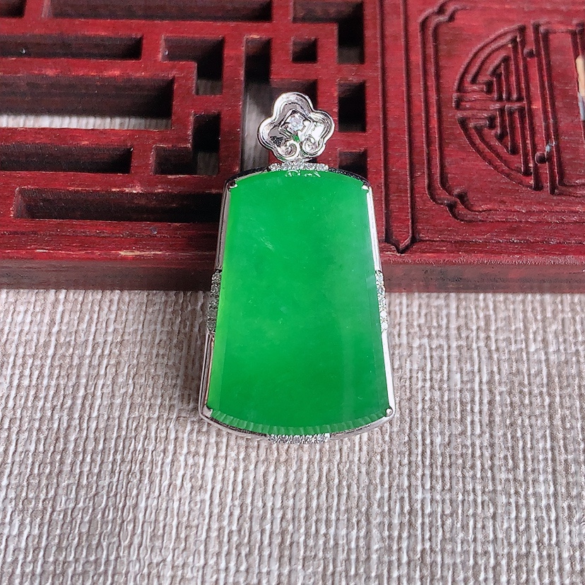 天然A货翡翠18K金伴钻镶嵌阳绿无事牌吊坠 
尺寸29-16-6.6裸石21-14mm 重量5.00