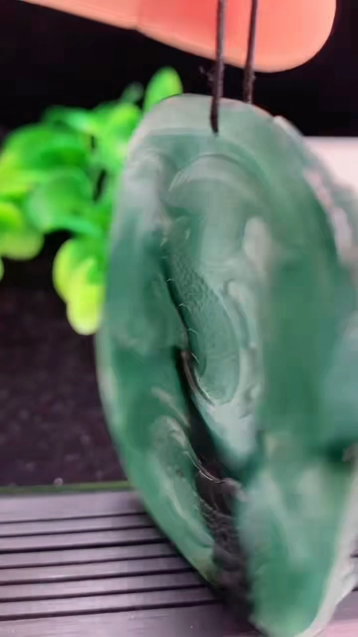 天然A货翡翠蓝水祥龙观音菩萨吊坠尺寸63.6-47.5-7.3重量:40.00g
4月3日