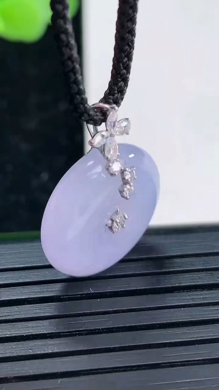 天然A货翡翠18K金紫罗兰平安扣吊坠尺寸17.3-17.6重量:40.85g
4月3日