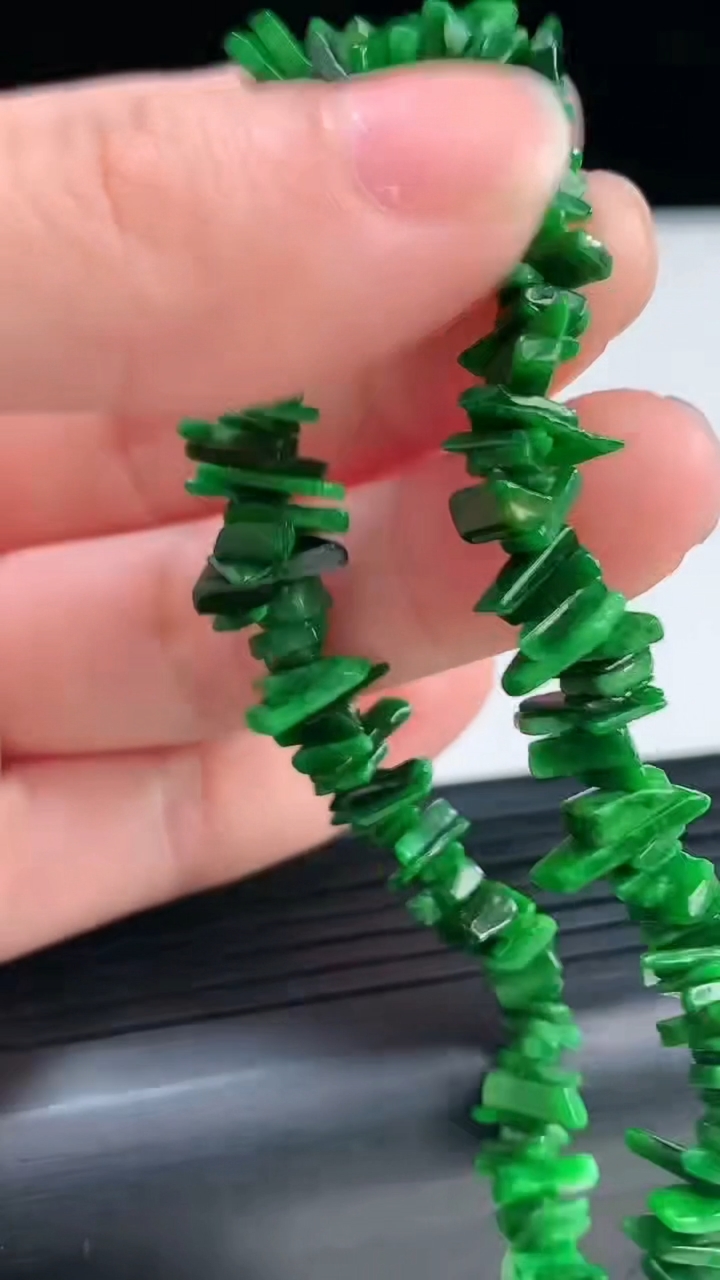 天然A货翡翠原石手串尺寸5.7-3.3-1.2重量:9.84g4月3日
工厂直销收藏佳品,种好水足，色泽均匀，有种有色，上手高大气！