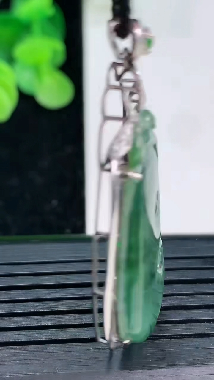 天然A货翡翠种飘花如意吊坠尺寸44.6-19.5-7.5裸石33.5-17.3重量:4.92g
4月3日