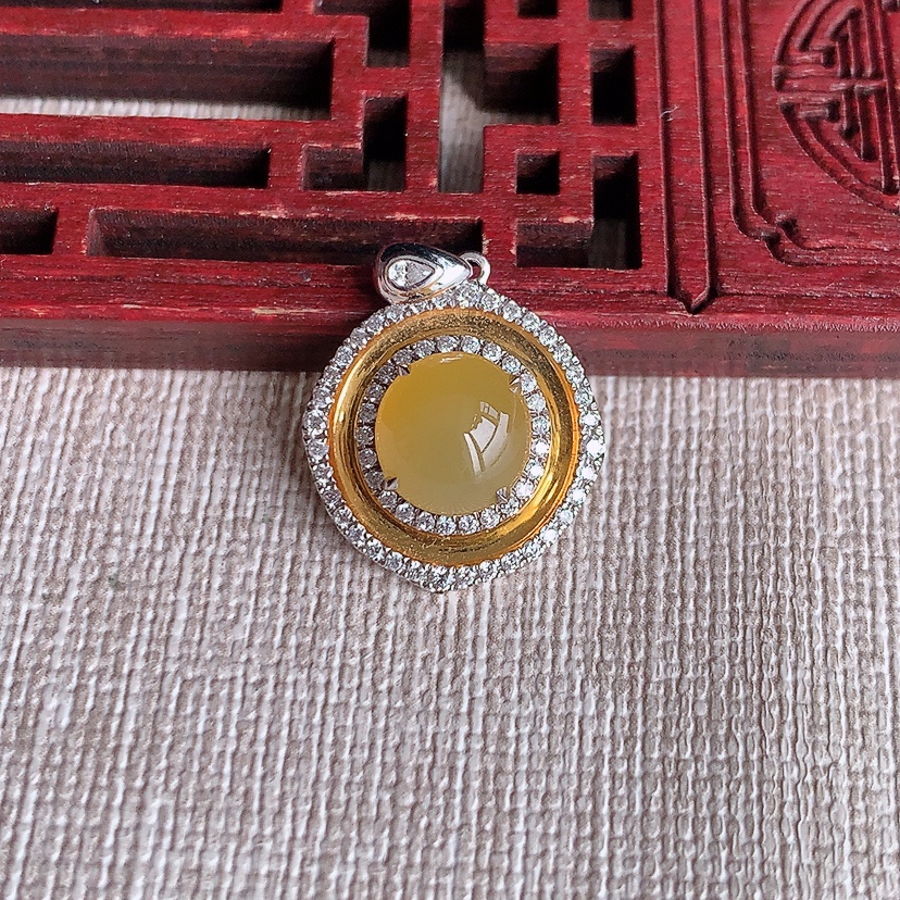 天然A货翡翠18K金伴钻镶嵌黄翡蛋面吊坠 
尺寸21.3-16.2-6.6裸石8.3-7.8mm 重量2.66g 0331