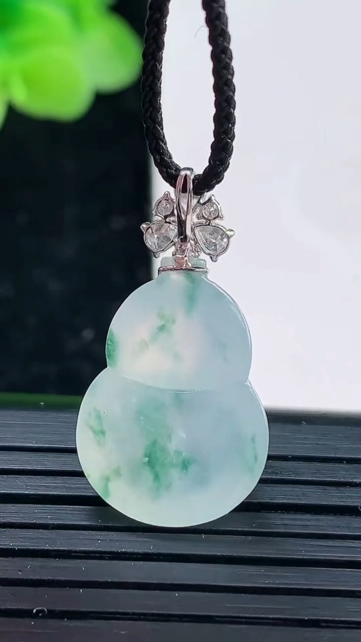 天然A货翡翠种飘花葫芦吊坠尺寸27.1-19.9-14.4-5.9重量:3.20g
4月3日