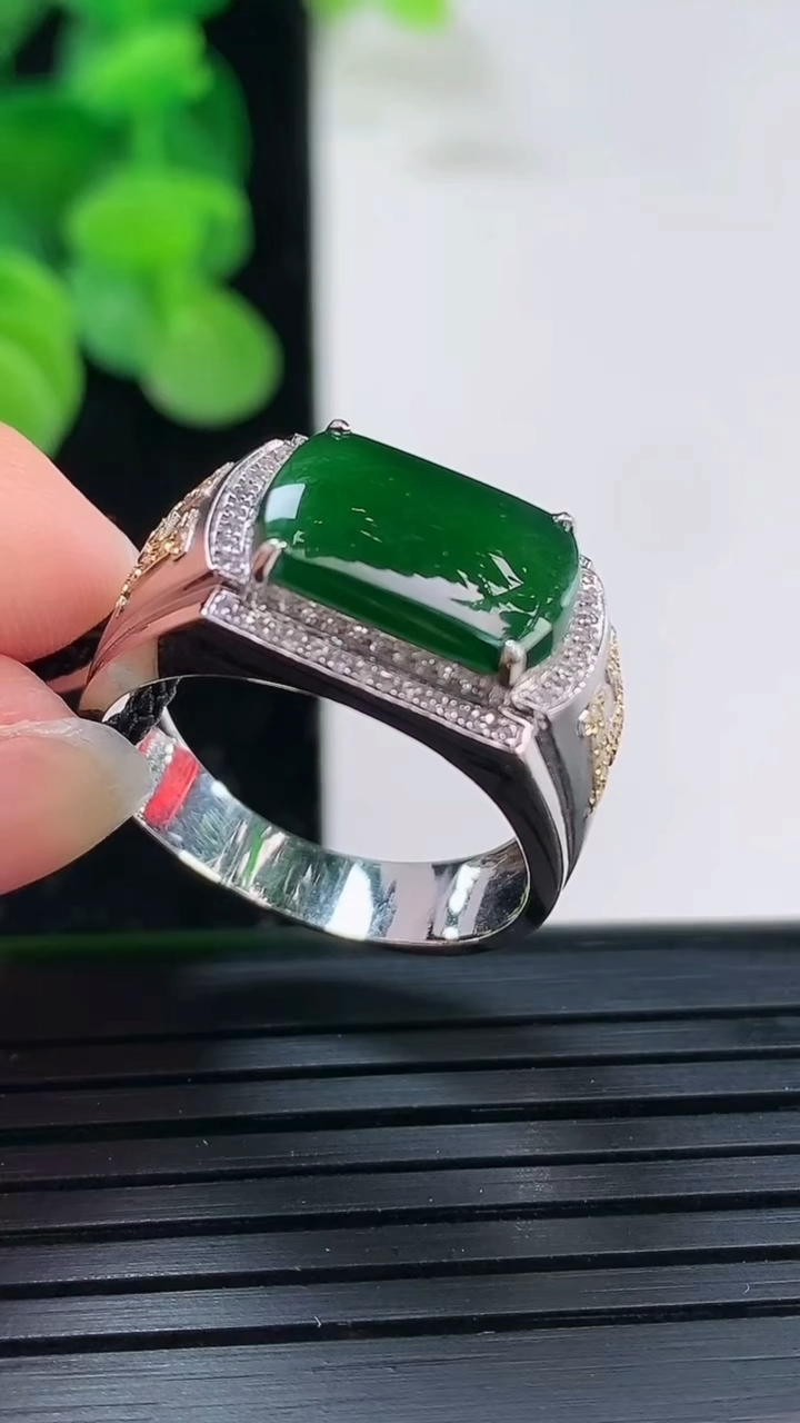 天然A货翡翠马鞍戒指尺寸19.4-12.7-7.9重量:4.39g2026年4月3日
工厂直销收藏佳