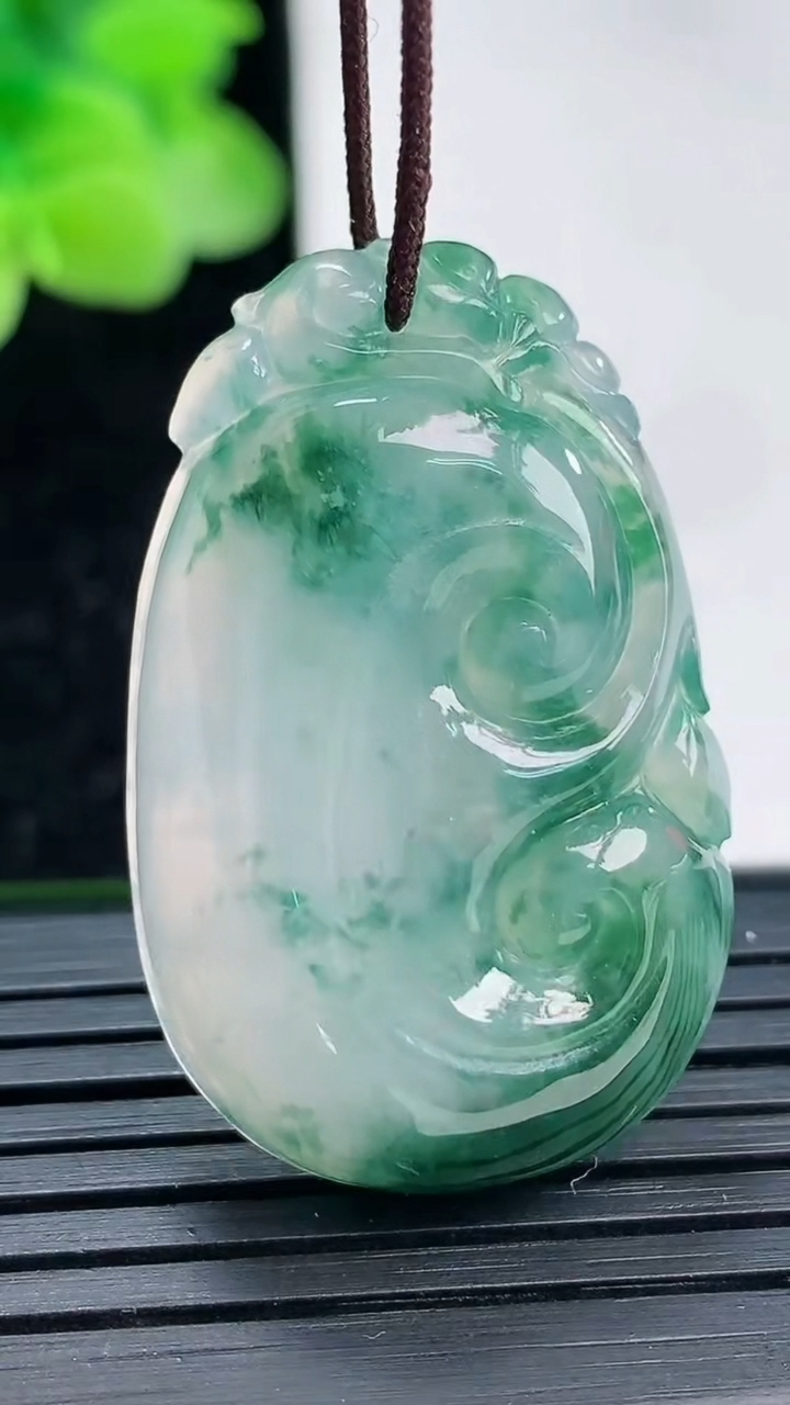 天然A货翡翠冰种飘花如意吊坠尺寸35.5-22-8重量:10.99g
4月3日