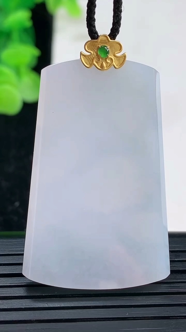 天然A货翡翠18K金紫罗兰无事牌吊坠尺寸41.6-26.9-3.6重量:12.49g
4月3日