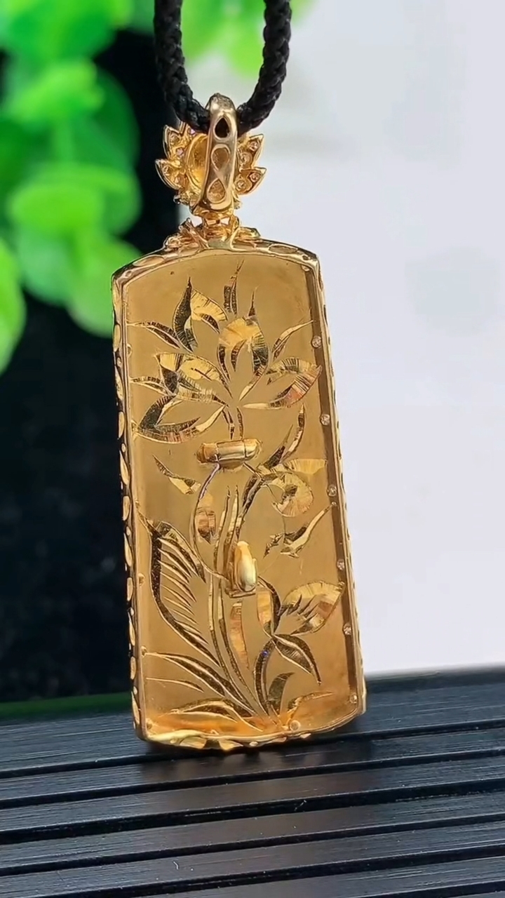 天然A货翡翠18K金紫罗兰无事牌吊坠尺寸42.9-15-7.1裸石32.3-13.3重量:8.94g
4月3日