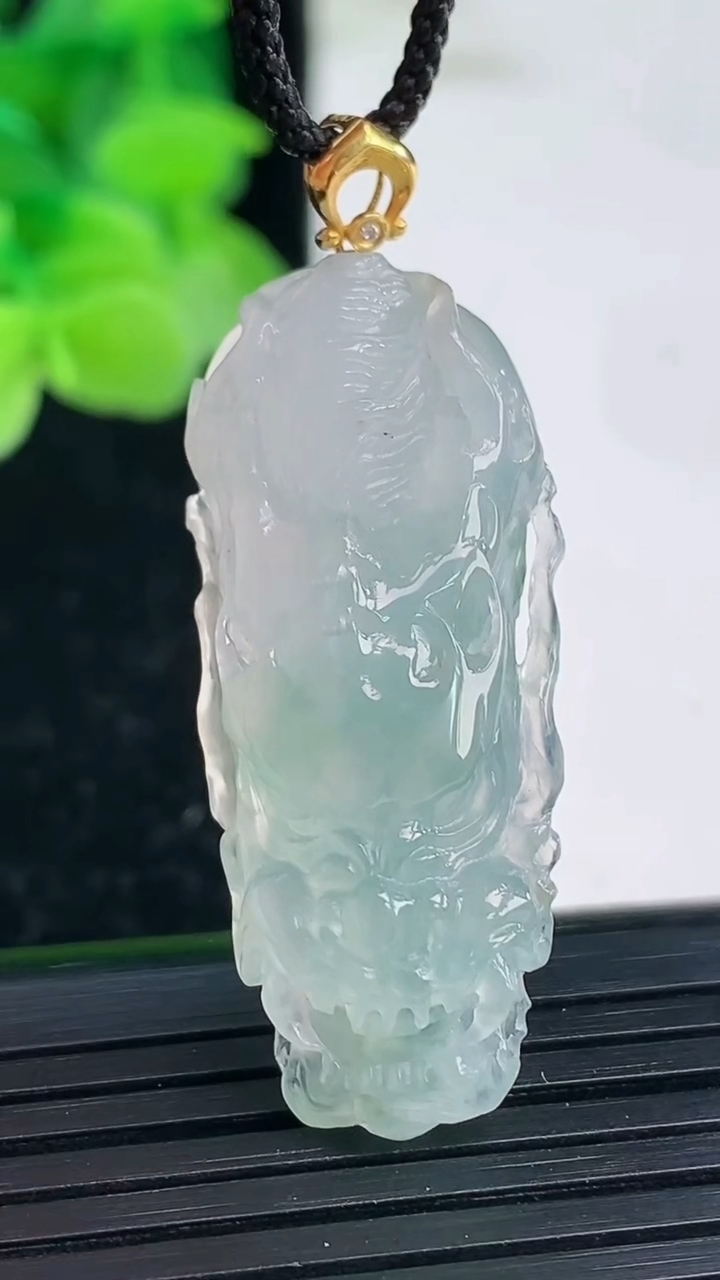 天然A货翡翠龙牌吊坠尺寸37.4.-15.5-8.3重量:8.11g
4月3日