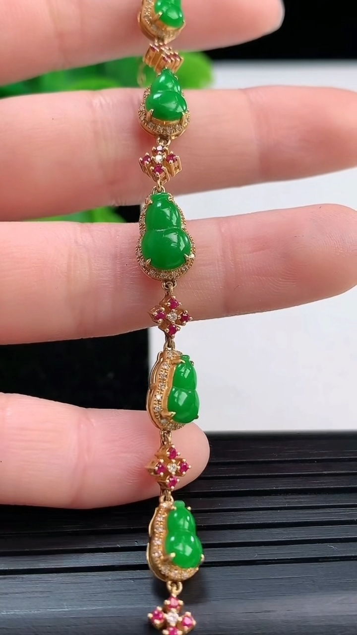 天然A货翡翠葫芦手链尺寸76-5.7重量:5.42g
4月3日