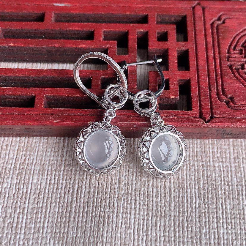 天然A货翡翠18K金伴钻镶嵌白冰白月光蛋面耳坠 
尺寸8-7-6mm 重量2.74g 0331