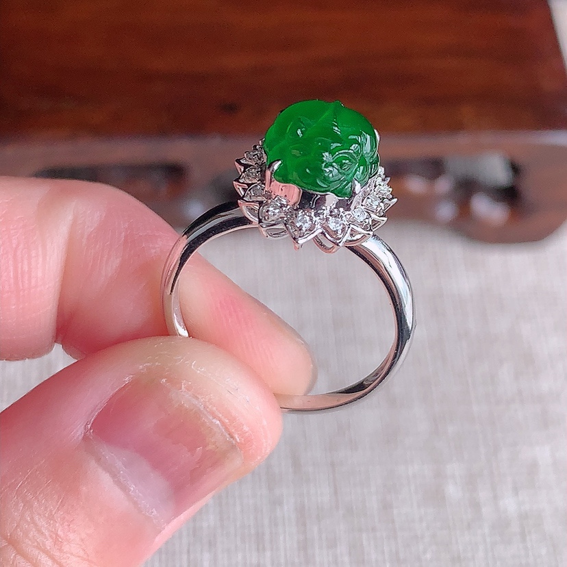 天然A货翡翠18K金伴钻镶嵌满绿招财貔貅戒指 圈口17.6裸石
尺寸10.3-8mm 重量2.60g