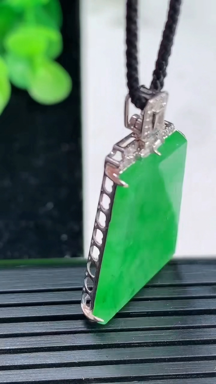 天然A货翡翠无事牌吊坠尺寸33.8-25.1-18.2-4.8重量:4.64g
4月3日