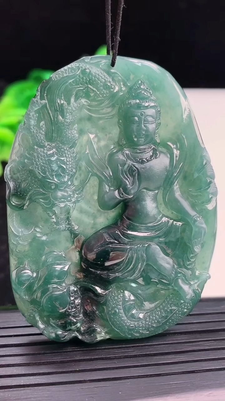 天然A货翡翠蓝水祥龙观音菩萨吊坠尺寸63.6-47.5-7.3重量:40.00g
4月3日