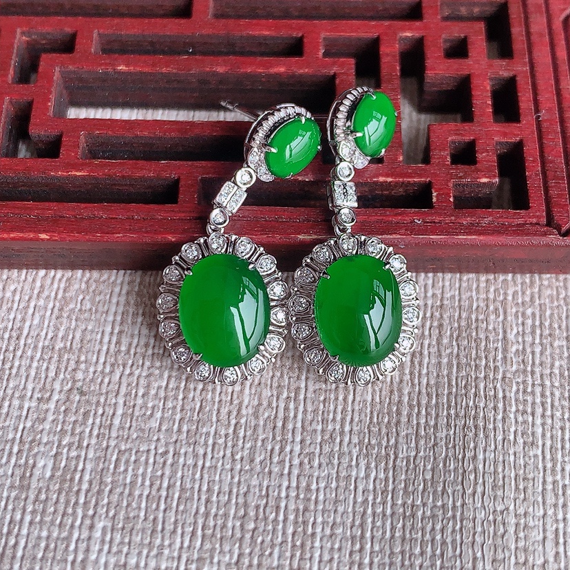 天然A货翡翠18K金伴钻镶嵌满绿蛋面耳坠 
尺寸9.5-7.7-6.6mm 重量3.83g 0331