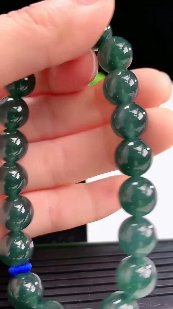 天然A货翡翠蓝水圆珠手串尺寸9.7-20颗重量:32.50g4月3日
工厂直销收藏佳品,种好水足，色泽均匀，有种有色，上手高大气！
