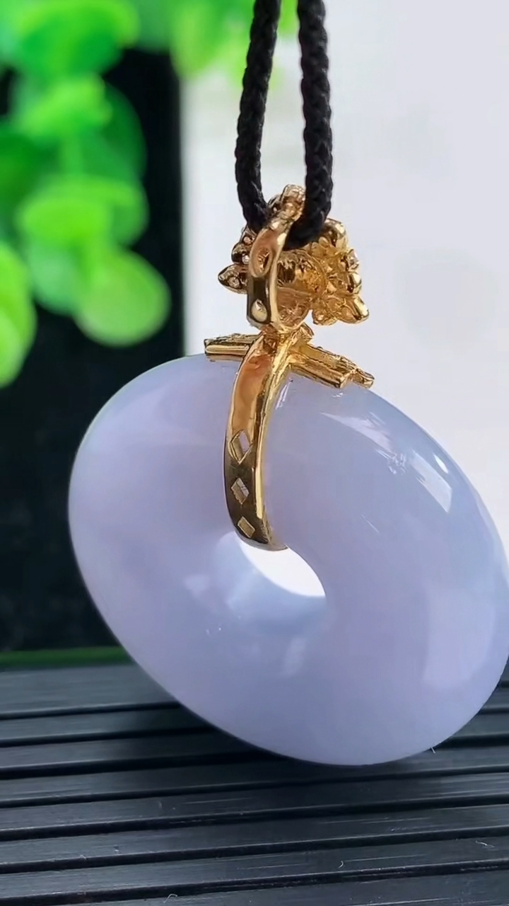 天然A货翡翠18K金紫罗兰平安扣吊坠尺寸30.4-8.3重量:17.63g
4月3日