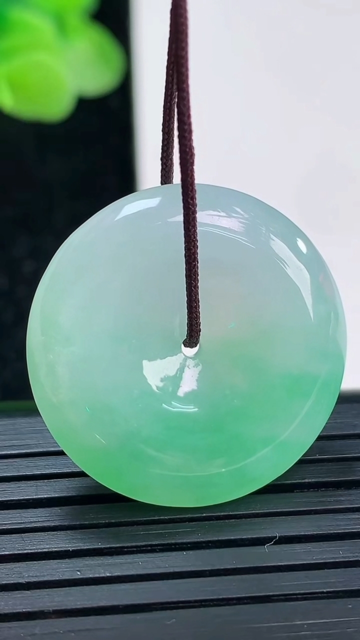 天然A货翡翠平安扣吊坠尺寸25.6-6重量:8.06g
4月3日