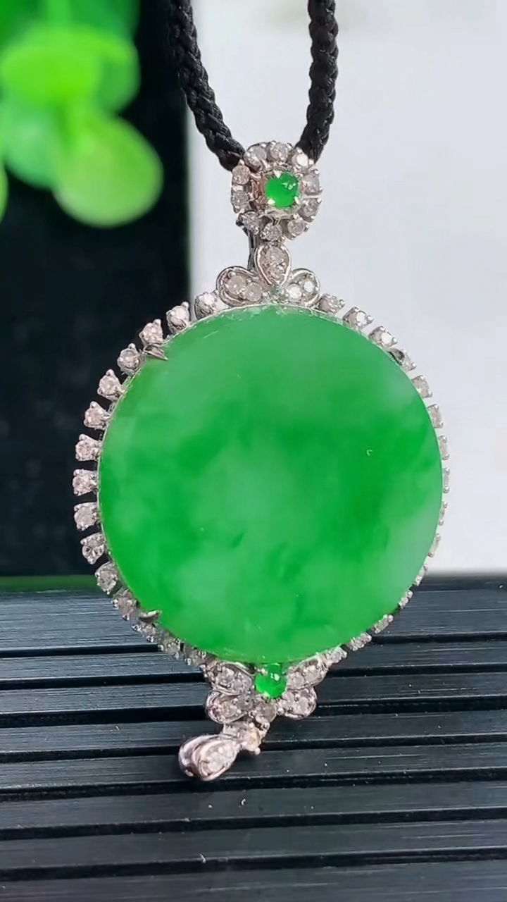 天然A货翡翠无事牌吊坠尺寸32.9-22.4-5.5裸石19.6重量:5.71g
4月3日