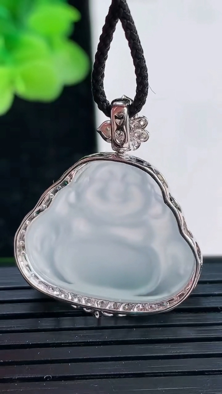 天然A货翡翠种白冰佛公吊坠尺寸29.8-25.5-8.6裸石19.3-23.4重量:4.21g
4月3日