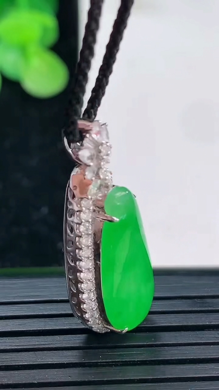 天然A货翡翠福瓜吊坠尺寸30.9-11.6-8.5裸石20.9-8.8重量:4.53g
4月3日