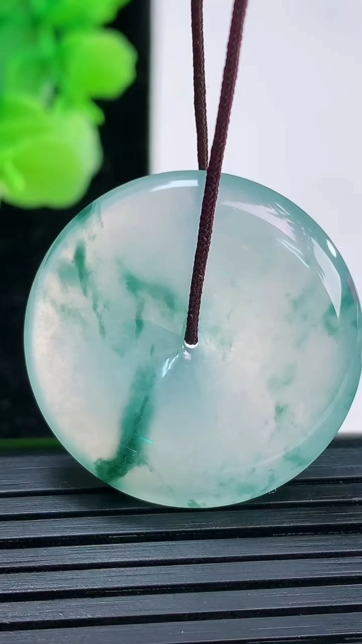 天然A货翡翠种飘花平安扣吊坠尺寸28.5-5.7重量:9.69g
4月3日