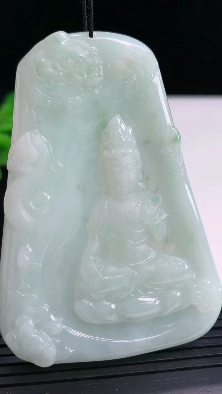 天然A货翡翠文殊菩萨吊坠尺寸72.5-50.4-5.4重量:43.02g
4月3日