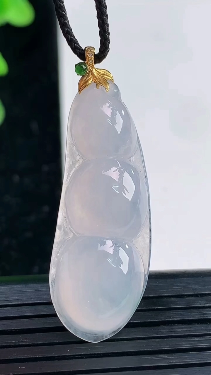 天然A货翡翠种飘花福豆吊坠尺寸39.8-14.2-6重量:5.69g
4月3日