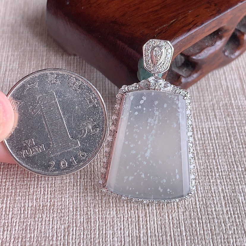 天然A货翡翠18K金伴钻镶嵌白冰白月光雪花棉无事牌吊坠 
尺寸37.8-22-8裸石24.6-18.5mm 重量4.32g 0331