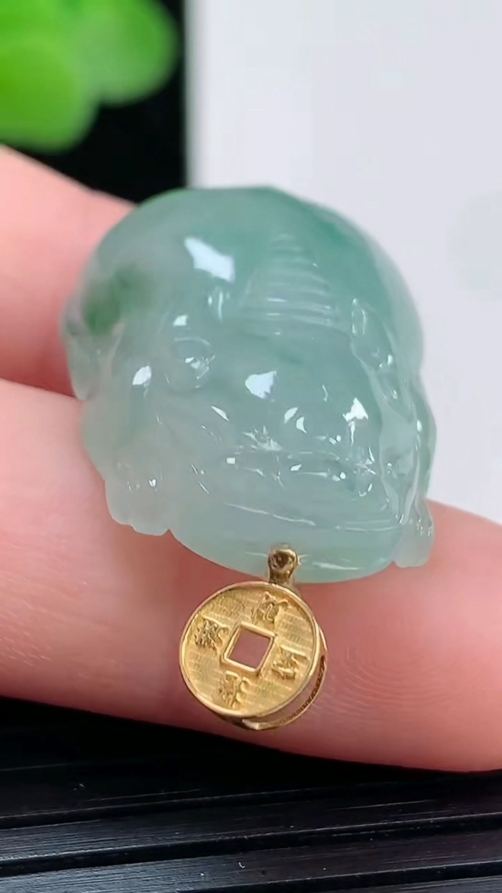 天然A货翡翠18K金飘花貔貅吊坠尺寸26.3-18.9-8.9重量:8.62g
4月3日