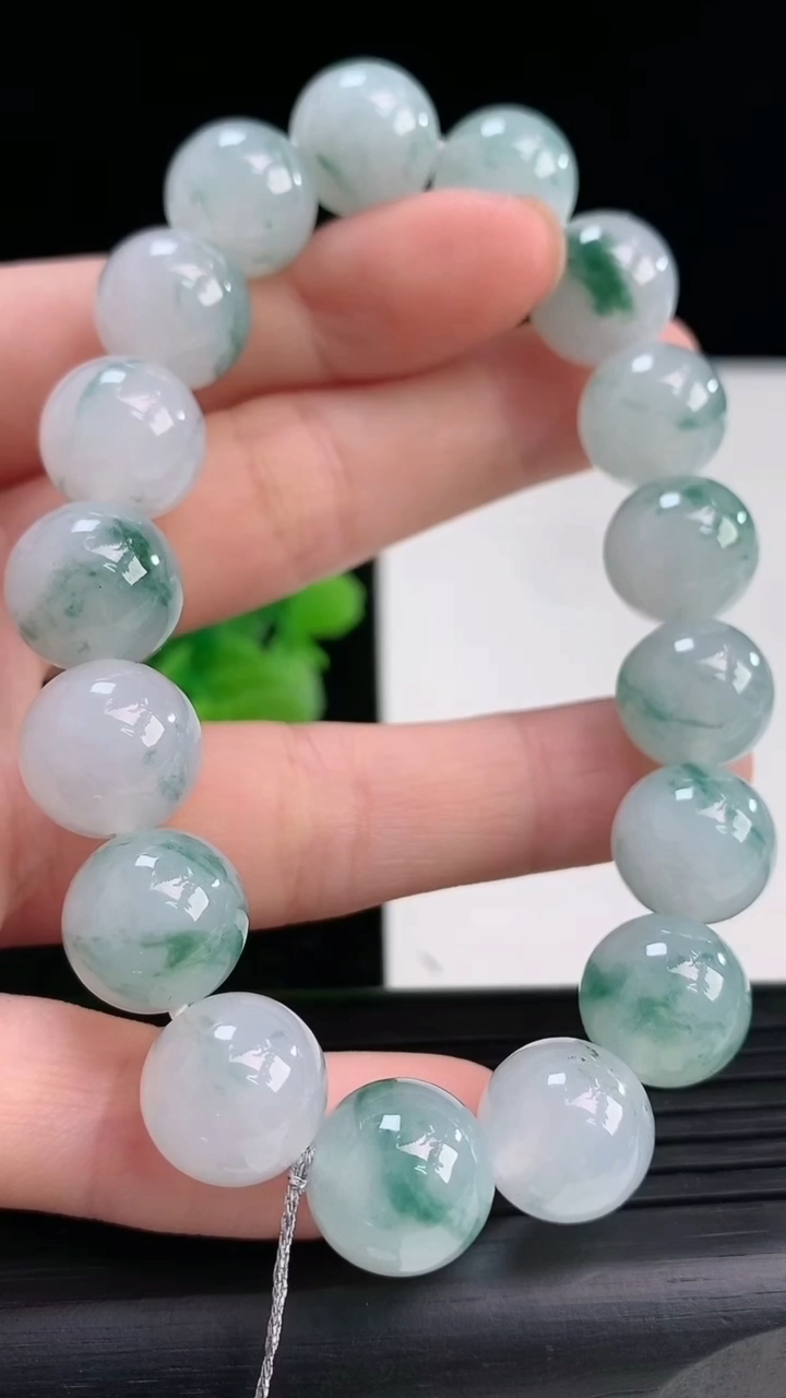 天然A货翡翠飘花圆珠手串尺寸11.8-17颗重量:49.53g4月3日
工厂直销收藏佳品,种好水足，