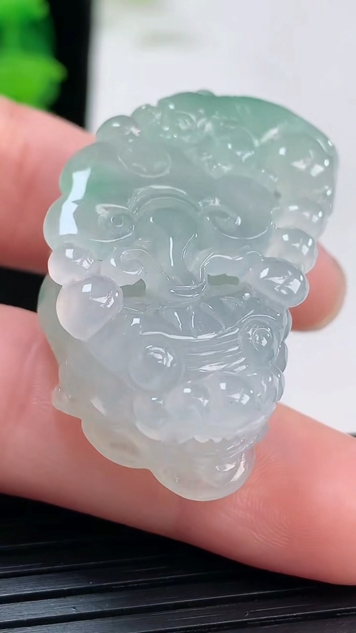 天然A货翡翠貔貅吊坠尺寸38.6-22.4-12.7重量:23.54g
4月3日