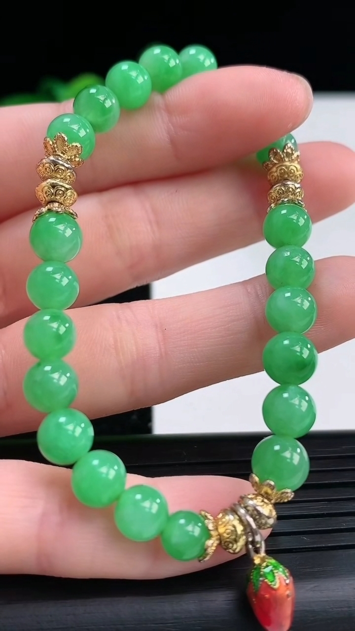 天然A货翡翠圆珠手串尺寸6.6-19颗重量:14.44g4月3日
工厂直销收藏佳品,种好水足，色泽均匀，有种有色，上手高大气！