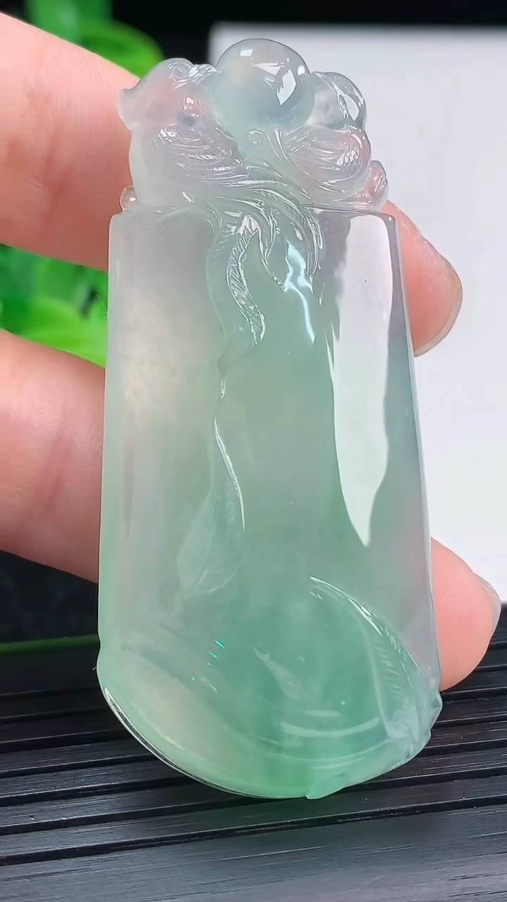 天然A货翡翠鸟语花香吊坠尺寸55.3-24.2-8.7重量:21.84g
4月3日