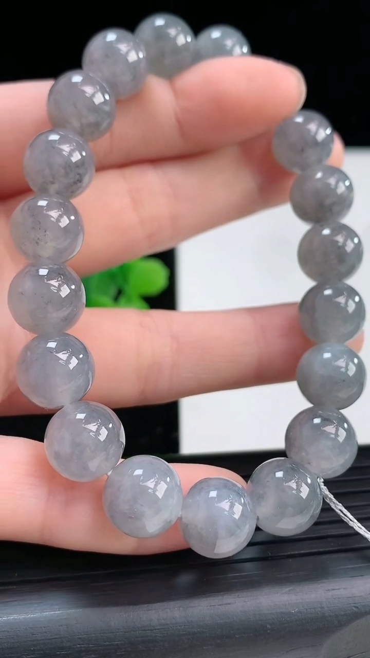 天然A货翡翠乌鸡种圆珠手串尺寸10.3-19颗重量:38.22g4月3日
工厂直销收藏佳品,种好水足，色泽均匀，有种有色，上手高大气！