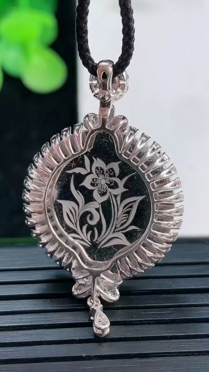 天然A货翡翠无事牌吊坠尺寸32.9-22.4-5.5裸石19.6重量:5.71g
4月3日