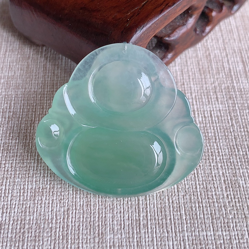 天然A货翡翠晴水大件佛公吊坠 
尺寸34.6-37.5-6mm 重量12.20g 0331