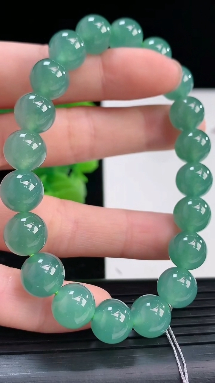 天然A货翡翠蓝水圆珠手串尺寸9.6-20颗重量:33.06g4月3日
工厂直销收藏佳品,种好水足，色泽均匀，有种有色，上手高大气！