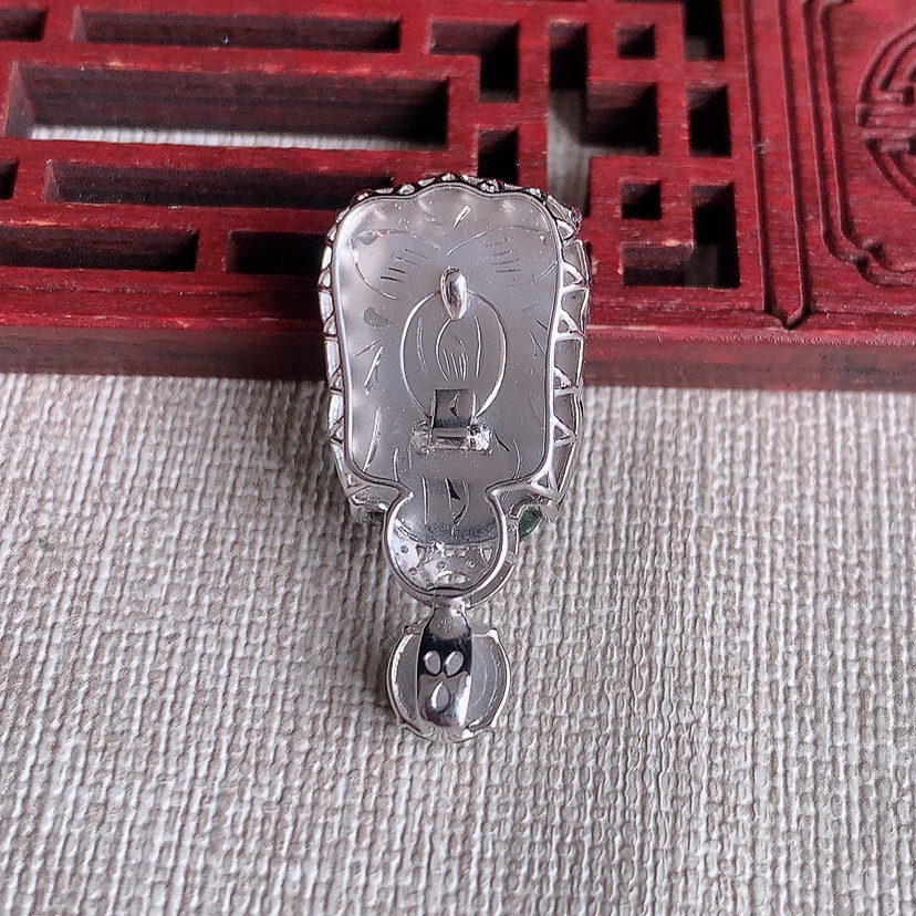 天然A货翡翠18K金伴钻镶嵌满绿招财貔貅吊坠 
尺寸31.2-21-15.3-9.8mm 重量4.5