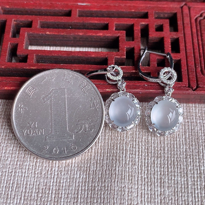 天然A货翡翠18K金伴钻镶嵌白冰白月光蛋面耳坠 
尺寸8-7-6mm 重量2.74g 0331