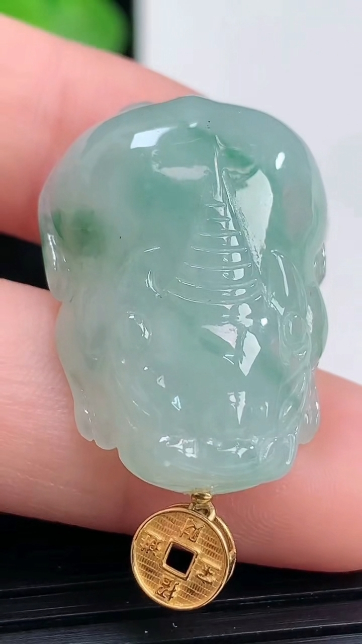 天然A货翡翠18K金飘花貔貅吊坠尺寸26.3-18.9-8.9重量:8.62g
4月3日